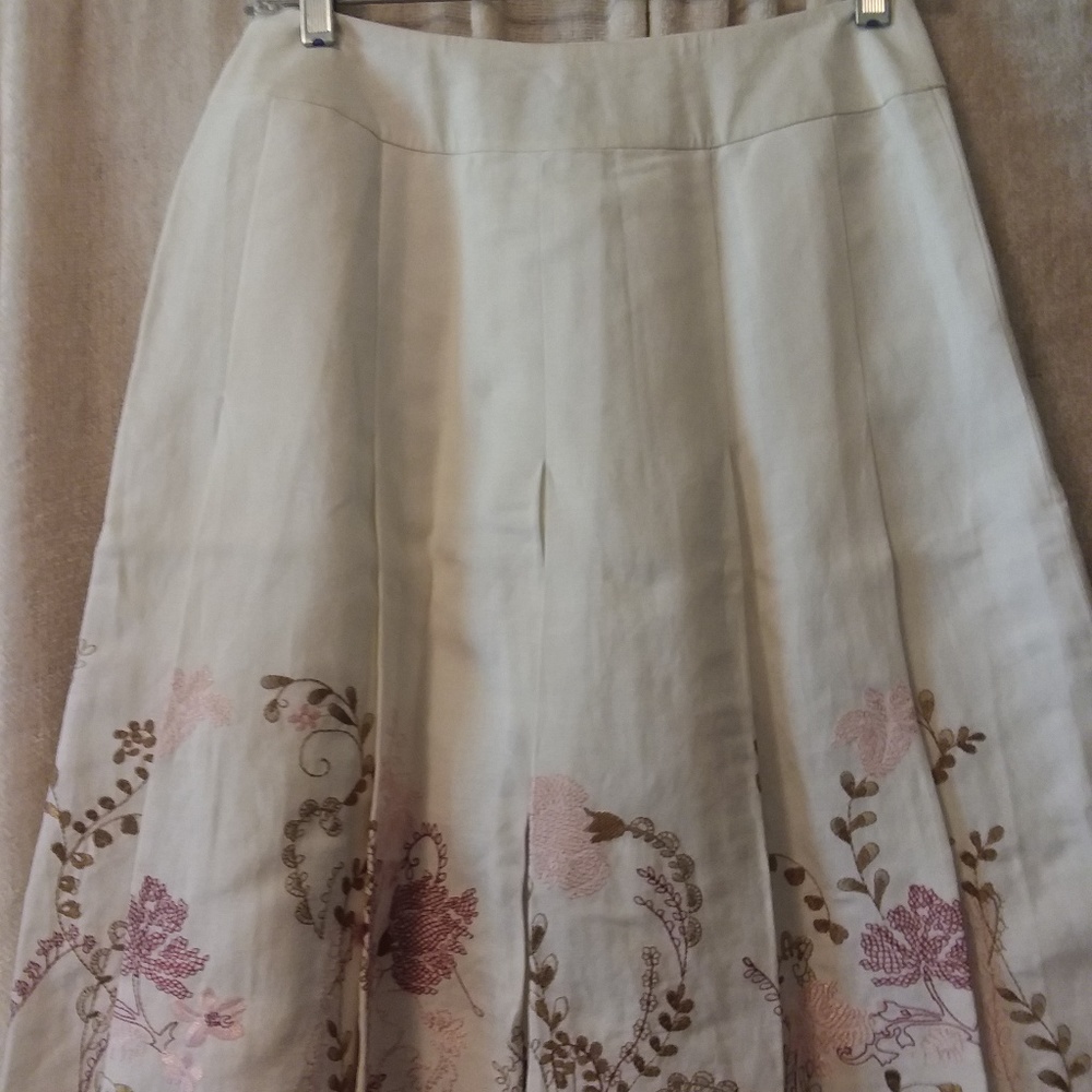 Ann Taylor pleated skirt with needlepoint